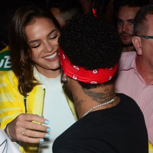 Neymar e Bruna Marquezine foram clicados em clima de romance em camarote da Arena Corinthians