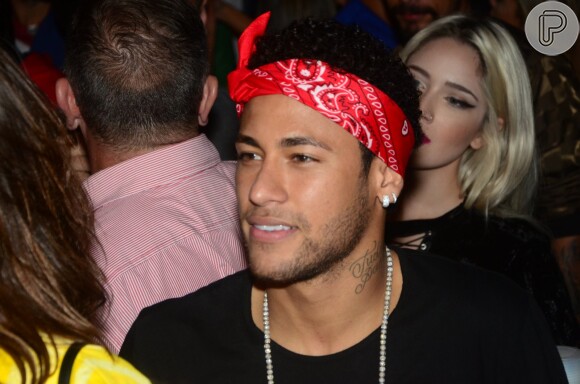 Neymar e Bruna Marquezine namoraram durante show da dupla Jorge e Mateus em camarote, na madrugada desta quarta-feira, 29 de março de 2017, após jogo do Brasil