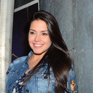 Thais Fersoza exibiu o barrigão de quatro meses de gravidez antes do show de Jorge e Mateus, na Arena Corinthians