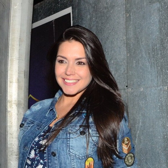 Thais Fersoza exibiu o barrigão de quatro meses de gravidez antes do show de Jorge e Mateus, na Arena Corinthians