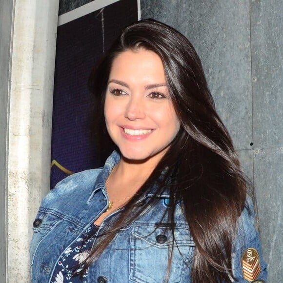 Thais Fersoza exibiu o barrigão de grávida antes do show de Jorge e Mateus, na Arena Corinthians, na madrugada desta quarta-feira, 29 de março de 2017