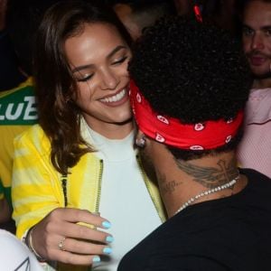 Bruna Marquezine surge orgulhosa após gol de Neymar em jogo do Brasil