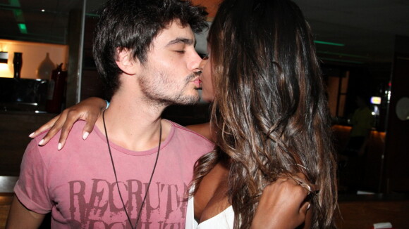 Guilherme Leicam beija Aline Prado, capa da 'Playboy', no lançamento da revista