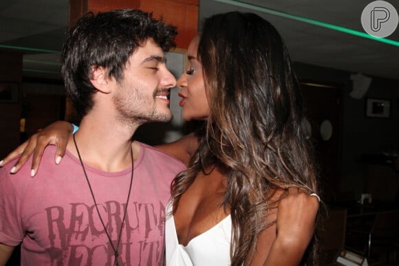 Guilherme Leicam mostra intimidade com Aline Prado, ex-Globeleza, capa de feveiro da revista Playboy