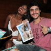 Com decotão, Aline Prado posa ao lado de Guilherme Leicam em dia de lançamento da revista Playboy, no Rio de Janeiro