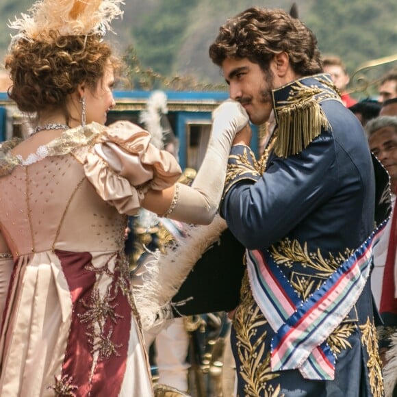 Galanteador, Dom Pedro (Caio Castro) conquista Leopoldina (Letícia Colin) já no primeiro enconto com a noiva que lhe estava prometida, na novela 'Novo Mundo'