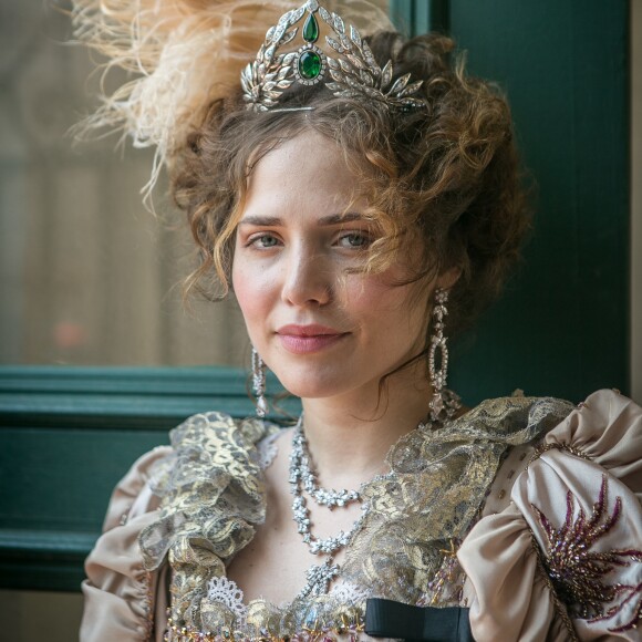Ao chegar ao Rio de Janeiro, Leopoldina (Letícia Colin) estranha os costumes dos habitantes da capital da comlômbia, na novela 'Novo Mundo'