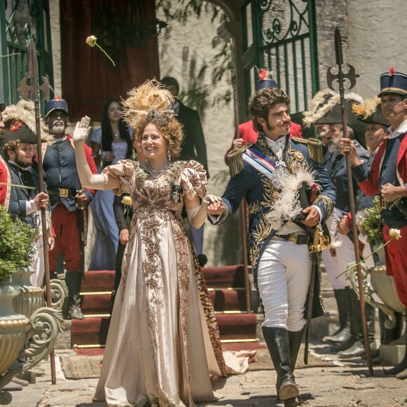 A capital da colônia se alegra com a união de Leopoldina (Letícia Colin) e Dom Pedro (Caio Castro) Dom João (Léo Jaime), na novela 'Novo Mundo'