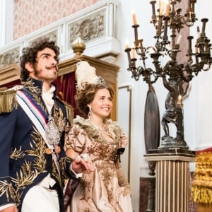 Diante do padre, Dom Pedro (Caio Castro) e Leopoldina (Letícia Colin) fazem os juramentos de casamento, na novela 'Novo Mundo'