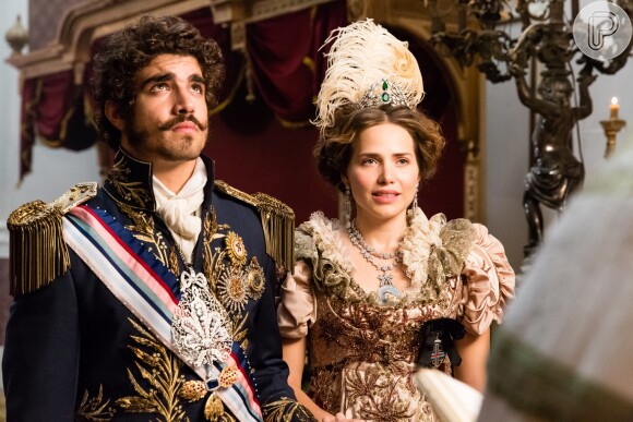 Dom Pedro (Caio Castro) se casa com Leopoldina (Letícia Colin), mas se encanta por Anna (Isabelle Drummond), na novela 'Novo Mundo'