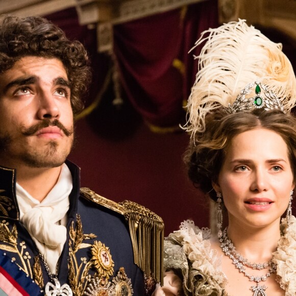 Dom Pedro (Caio Castro) se casa com Leopoldina (Letícia Colin), mas se encanta por Anna (Isabelle Drummond), na novela 'Novo Mundo'