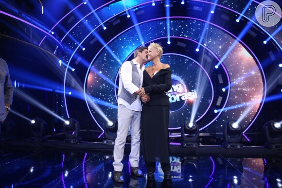 Junno Andrade deu beijo no rosto de Xuxa na coletiva do 'Dancing Brasil'