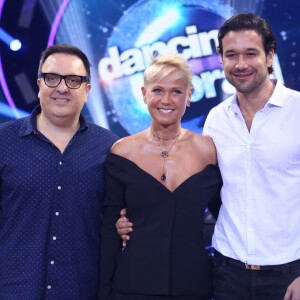 Xuxa posou ao lado do diretor Rodrigo Carelli e Sérgio Marone, repórter do 'Dancing Brasil'