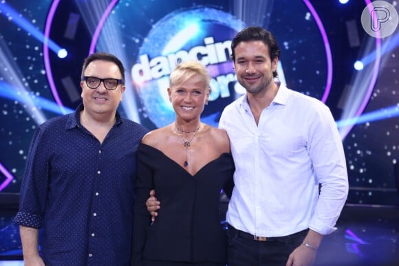 Xuxa posou ao lado do diretor Rodrigo Carelli e Sérgio Marone, repórter do 'Dancing Brasil'
