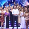 Xuxa posou ao lado dos competidores do programa 'Dancing Brasil'