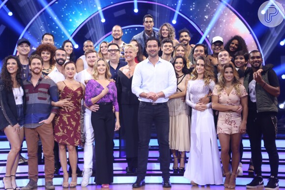 Xuxa posou ao lado dos competidores do programa 'Dancing Brasil'