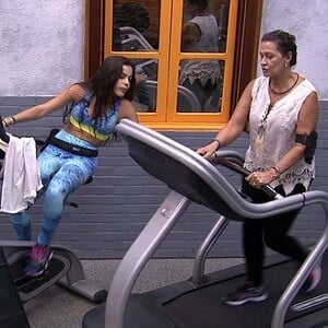 Emilly se aproximou de Ieda após voltar do paredão de Daniel