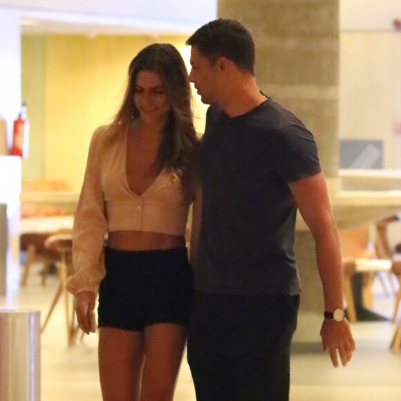 Em passeio com Cauã Reymond, Mariana Goldfarb usou uma blusa decotada e exibiu o novo colo