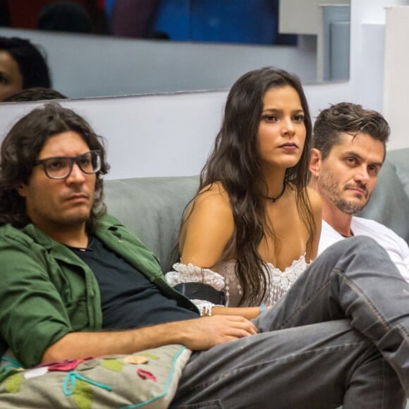 'BBB17': Marcos e Ilmar se afastam de Emilly e a alfinetam em conversa nesta quarta-feira, dia 29 de março de 2017