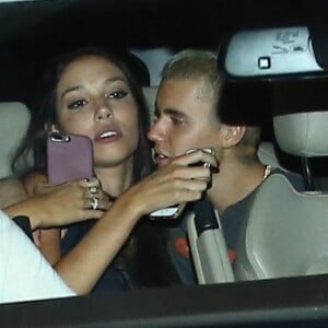 Justin Bieber fez de tudo para ficar coladinho com a morena no carro