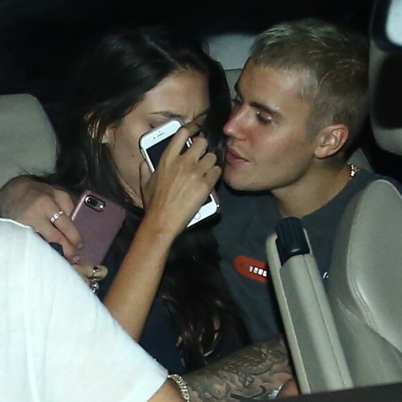 A morena tentou cobrir o rosto dos flashes dos paparazzi