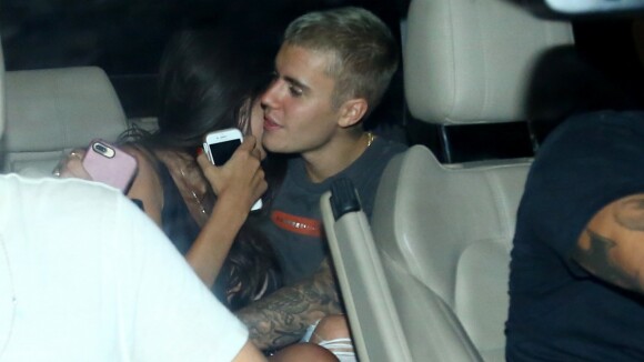 Justin Bieber é flagrado trocando carinho com morena em carro após festa. Fotos!