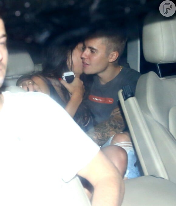 Justin Bieber foi visto com o rosto colado com o da morena