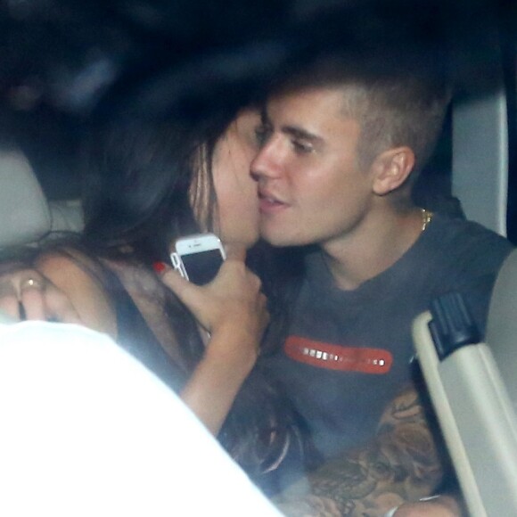 Justin Bieber foi visto com o rosto colado com o da morena