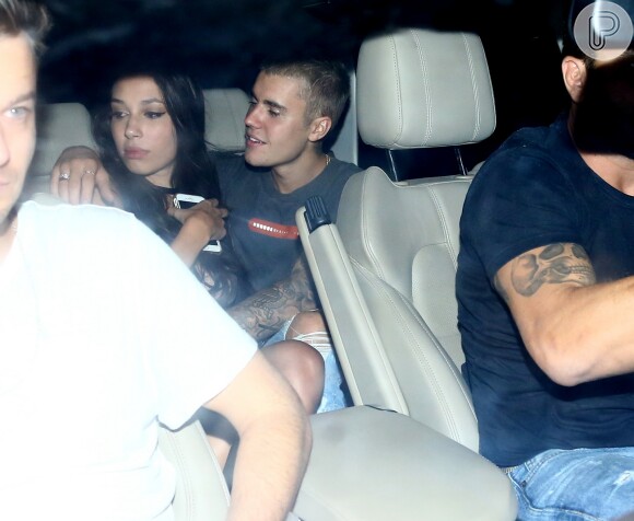 Justin Bieber ficou bem abraçadinho com a morena no carro