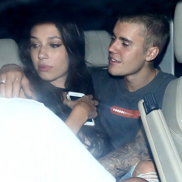 Justin Bieber ficou bem abraçadinho com a morena no carro