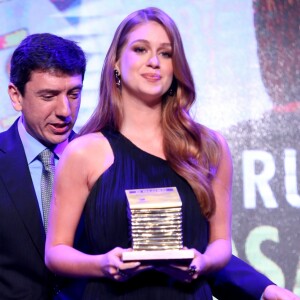 Marina Ruy Barbosa aposta em vestido com superfenda para receber prêmio 'Faz Diferença' pela revista 'O Globo', no Copacabana Palace, Zona Sul do Rio de Janeiro, na noite desta quarta-feira, 29 de março de 2017