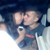 Justin Bieber trocou carinhos no carro com Luciana Chamone, de 23 anos, ao deixar o hotel Fasano, no Rio, na noite desta quarta-feira, 29 de março de 2017