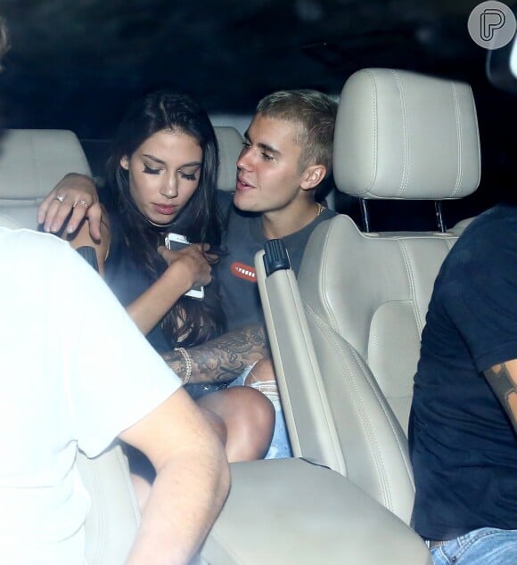 Justin Bieber foi flagrado ao lado de mineira ao deixar o hotel Fasano, no Rio, na noite desta quarta-feira, 29 de março de 2017