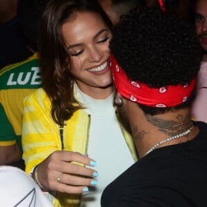 Bruna Marquezine e Neymar conferiram o show da dupla Jorge e Matheus