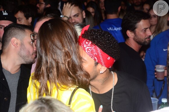Bruna Marquezine e Neymar ficaram juntinhos durante o show sertanejo