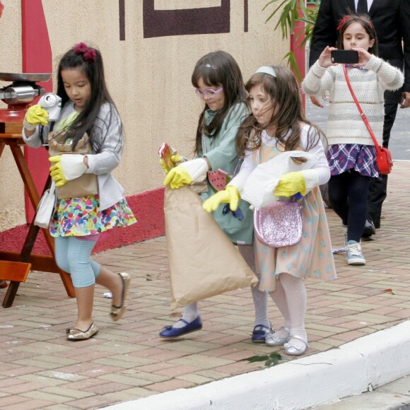 Frida (Sienna Belle) filma enquanto as meninas de seu grupo recolhem lixo para o trabalho sobre reciclagem, no capítulo que vai ao ar segunda-feira, dia 03 de abril de 2017, na novela 'Carinha de Anjo'