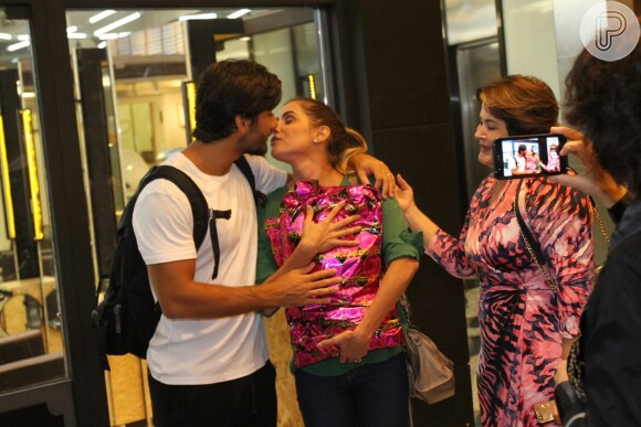 Deborah Secco e o marido, Hugo Moura, se beijaram após peça teatral