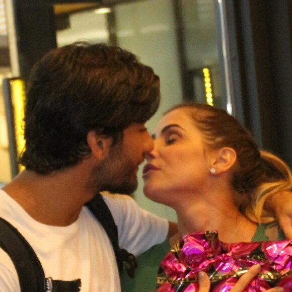 Deborah Secco e o marido, Hugo Moura, se beijaram após peça teatral