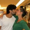 Deborah Secco beijou o marido, Hugo Moura, após o último dia da peça 'Oi, Quer Teclar?', no shopping da Gávea, nesta quinta-feira, 30 de março de 2017
