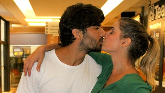 Deborah Secco troca beijos com marido, Hugo Moura, após último dia de peça