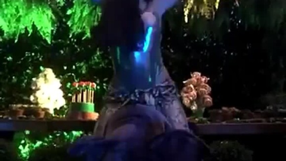 Anitta dançou em cima de um 'elefante' em sua festa de aniversário, no Rio, em 31 de março de 2017