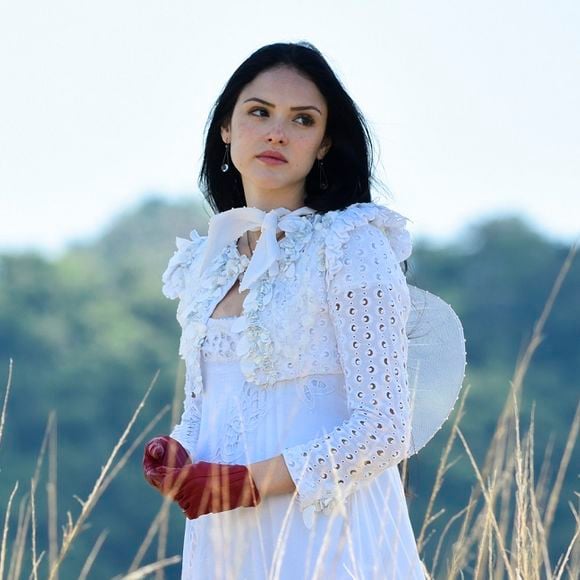 Isabelle Drummond é substituída pela calígrafa Mariana Castor em cenas em que sua personagem Anna Millman, de 'Novo Mundo', aparece escrevendo