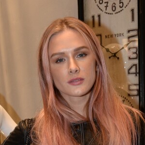 Fiorella Mattheis adotou cabelo rosa para interpretar uma stripper na série 'Rua Augusta'