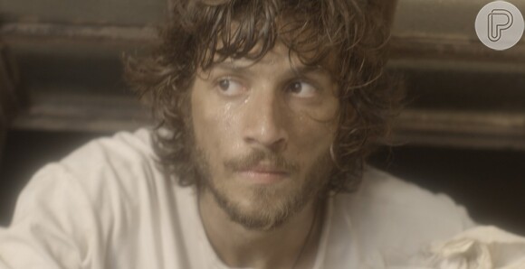 Guayi (Diogo Oliveira) manda outros guerreiros levarem Joaquim (Chay Suede) até ele e o deixa preso no meio da mata, na novela 'Novo Mundo'