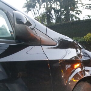 Além de furar os pneus, o segurança também chutou o carro, amassando a lataria