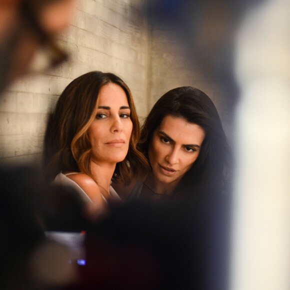 Cleo Pires e a mãe, Gloria, são clicadas nos bastidores de ensaio