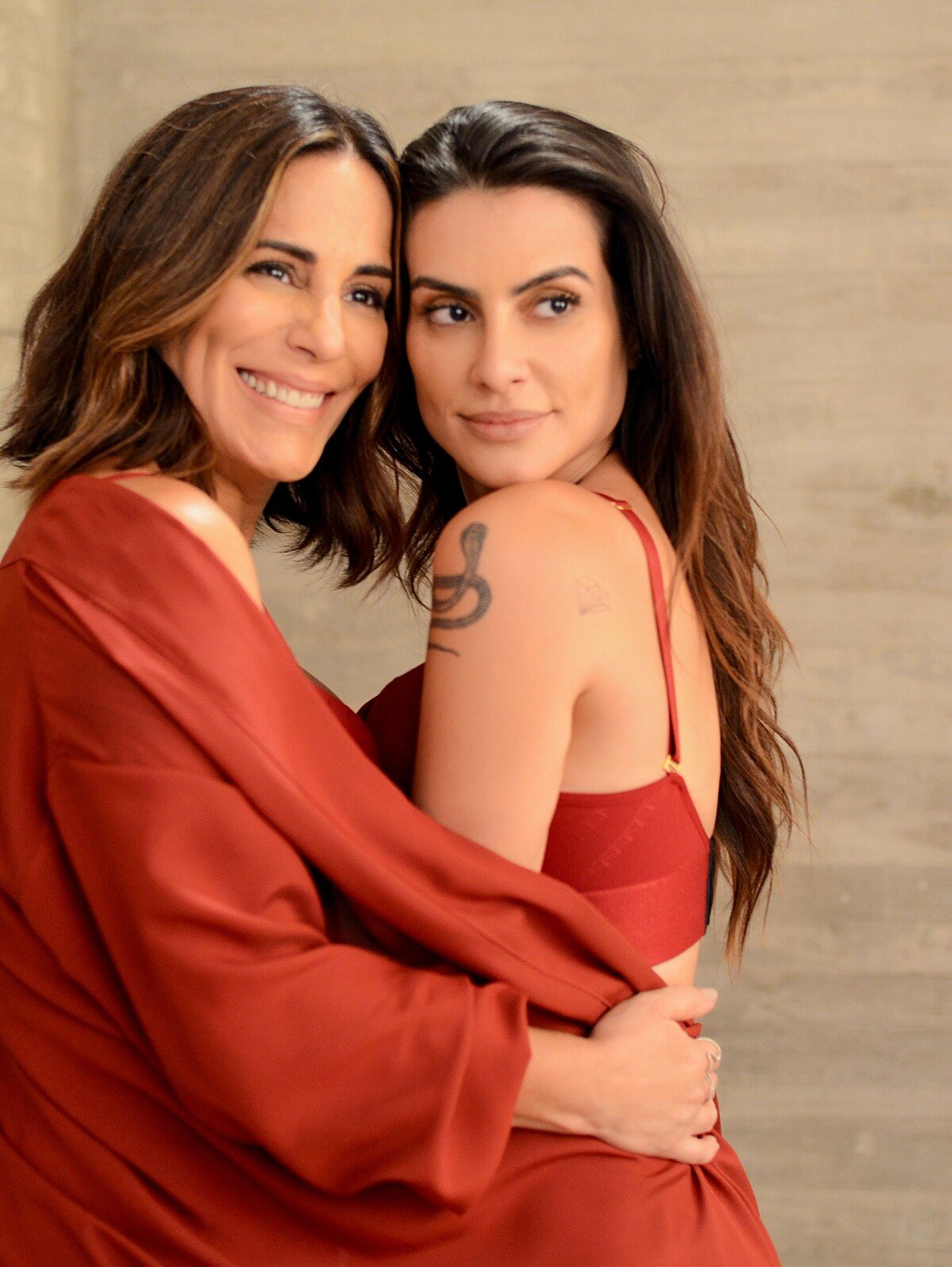 Foto: Cleo Pires posa de lingerie com a mãe, Gloria, e web elogia ensaio  nesta sexta-feira, dia 31 de março de 2017 - Purepeople