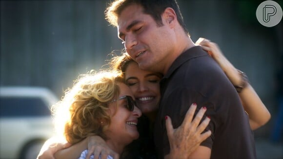 Ciro (Thiago Lacerda) saiu da prisão para a liberdade condicional depois de cumprir cinco anos de reclusão em regime fechado, no último capítulo da novela 'A Lei do Amor'