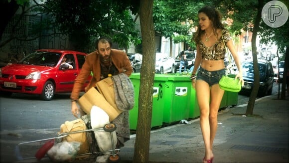 Prostituta, Aline (Arianne Botelho) teve seu fim nas ruas, às turras com Hércules (Danilo Grangheia, mendigo, no último capítulo da novela 'A Lei do Amor'