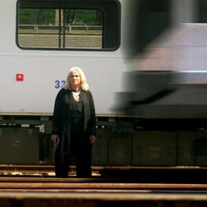 Mág (Vera Holtz) preferiu ser esmagada por um trem a voltar para a cadeia, no último capítulo da novela 'A Lei do Amor'